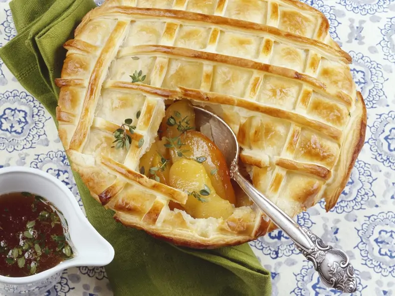 Gedeckter Apfelkuchen mit Thymian