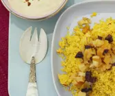 Safran-Couscous mit getrockneten Früchten