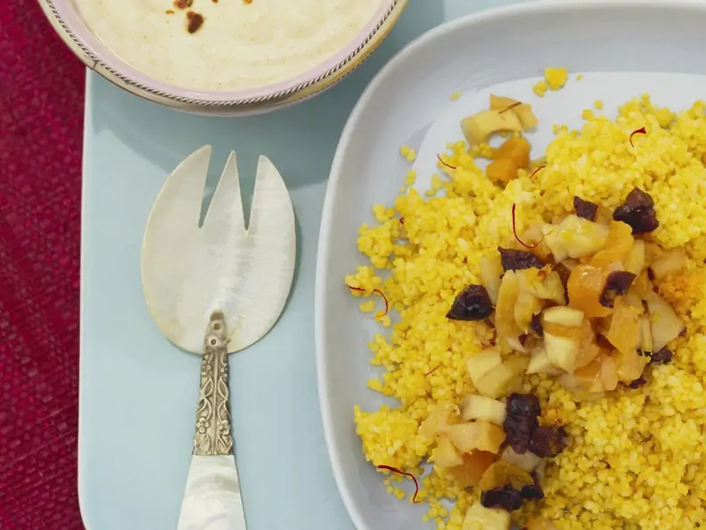 Safran-Couscous mit getrockneten Früchten