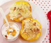 Pfirsiche mit Mandelfüllung und Honig-Joghurt-Soße