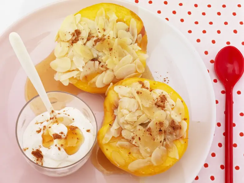 Pfirsiche mit Mandelfüllung und Honig-Joghurt-Soße