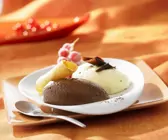 Schwarze und weiße Mousse au Chocolat