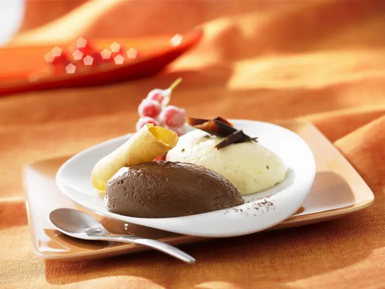 Schwarze und weiße Mousse au Chocolat