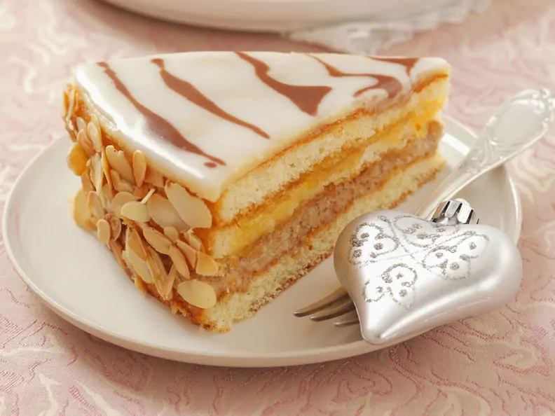 Weihnachtliche Marzipan-Torte