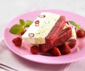 Walderdbeer-Terrine mit Pistazien