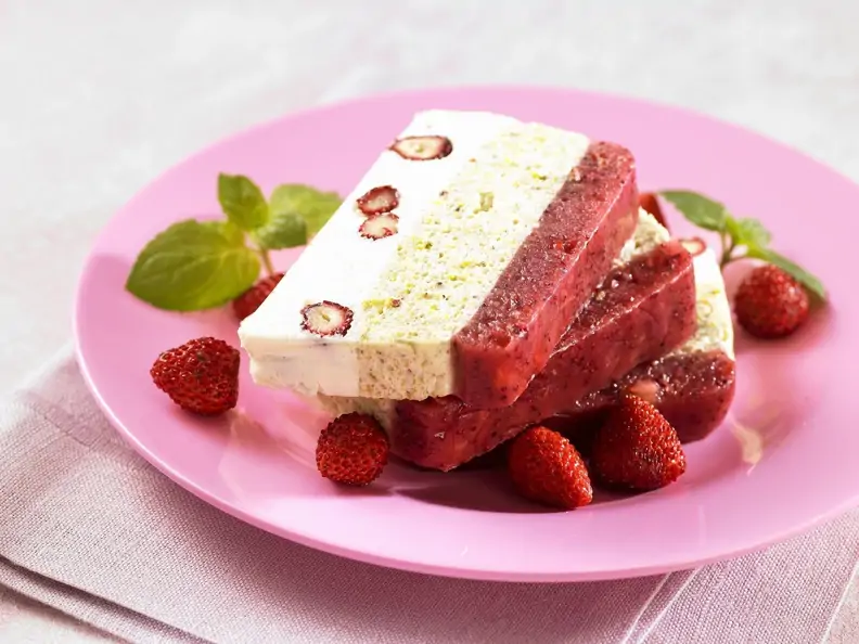 Walderdbeer-Terrine mit Pistazien