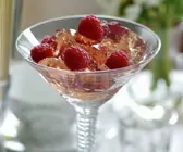 Rosen-Götterspeise mit Himbeeren