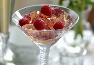 Rosen-Götterspeise mit Himbeeren