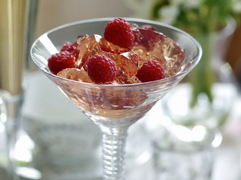Rosen-Götterspeise mit Himbeeren