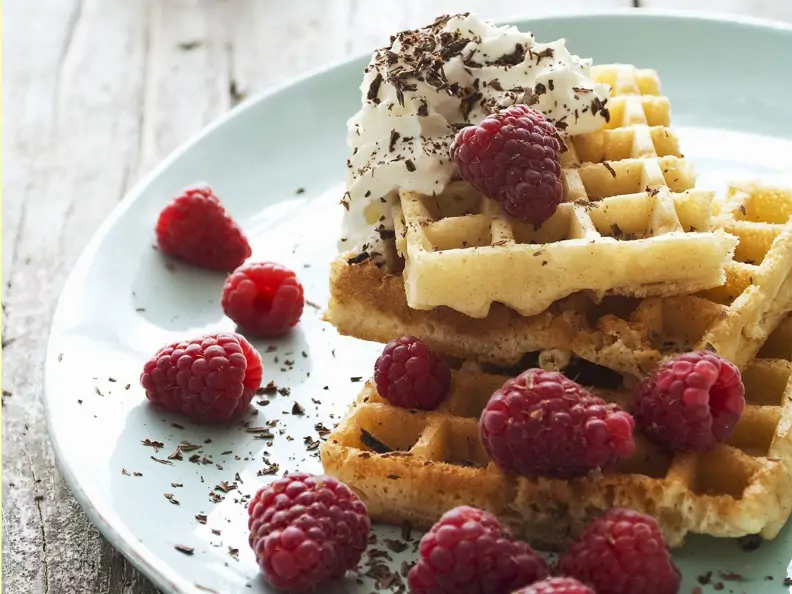 Waffeln mit frischen Himbeeren