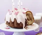 Marmorkuchen mit rosa Zuckerguss