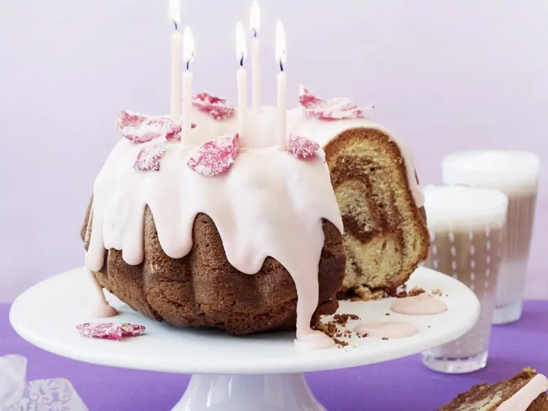 Marmorkuchen mit rosa Zuckerguss