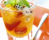 Saftiger Obstsalat im Glas