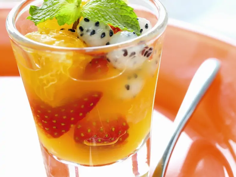 Saftiger Obstsalat im Glas