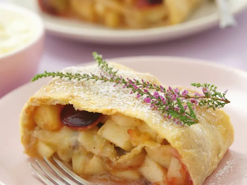 Zwetschgen-Apfel-Strudel