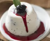 Panna cotta auf Brombeer-Spiegel
