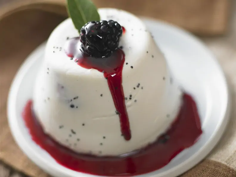 Panna cotta auf Brombeer-Spiegel