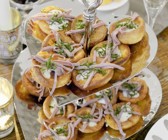 Yorkshire Puddings mit Roastbeefstreifen und Meerrettich