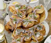 Yorkshire Puddings mit Roastbeefstreifen und Meerrettich