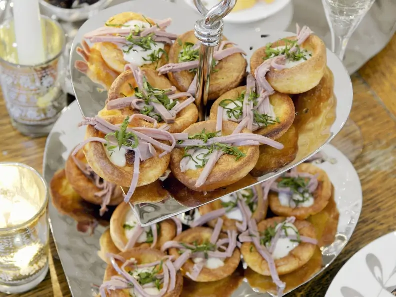 Yorkshire Puddings mit Roastbeefstreifen und Meerrettich
