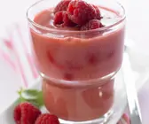 Himbeer-Smoothie, serviert in einem Glas