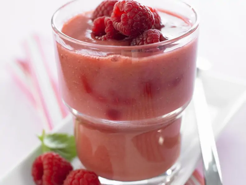 Himbeer-Smoothie, serviert in einem Glas