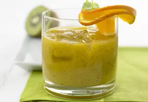 Mango-Smoothie mit Kiwi und Ingwer