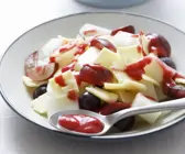 Käsesalat mit Trauben und Kirschvinaigrette