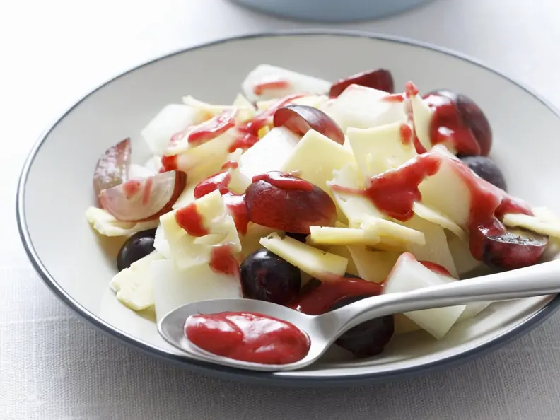 Käsesalat mit Trauben und Kirschvinaigrette