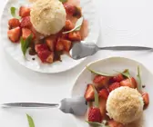 Milchreisknödel mit Balsamicoerdbeeren