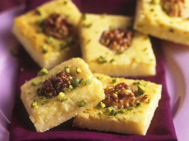 Zitronen-Grießkuchen mit Walnüssen