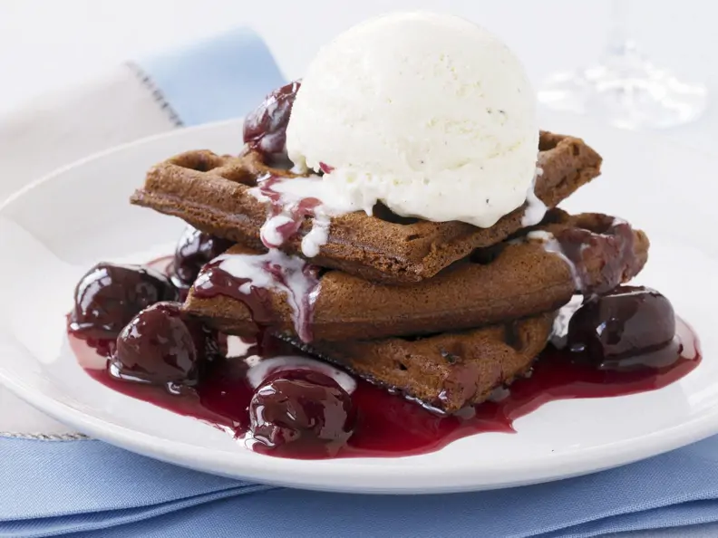 Schokowaffeln mit Kirschen und Vanilleeis