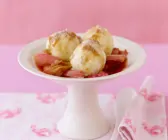 Grießknödel mit Rhabarberkompott