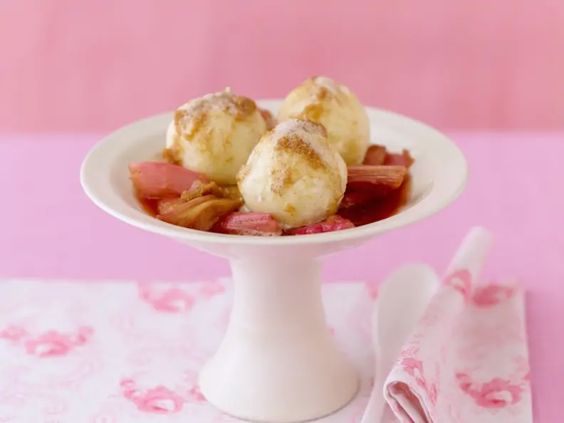 Grießknödel mit Rhabarberkompott