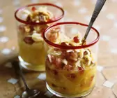 Obstsalat mit Apfel, Granatapfel und Walnüssen