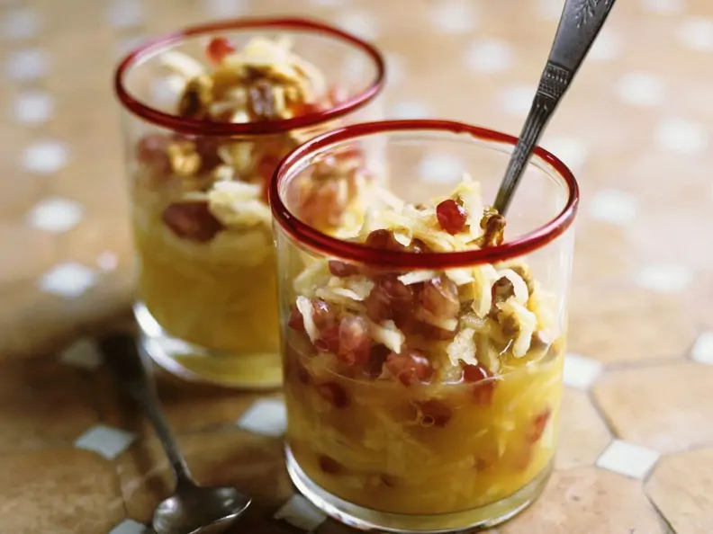 Obstsalat mit Apfel, Granatapfel und Walnüssen