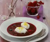 Beerensuppe mit Eischneenocken