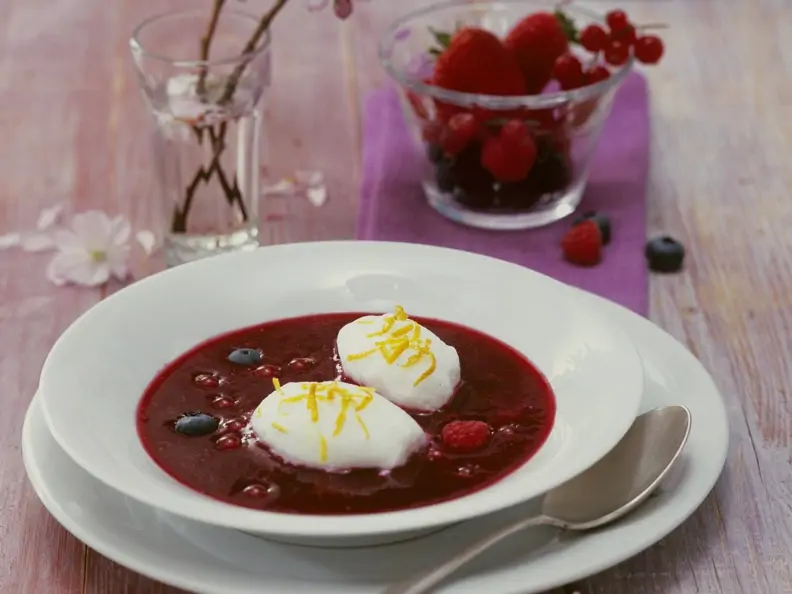 Beerensuppe mit Eischneenocken