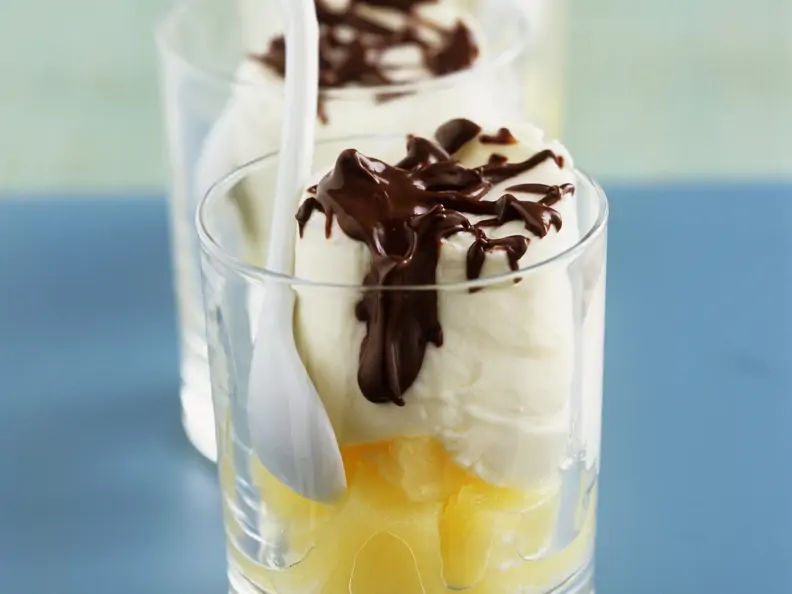 Ananas-Frischkäse-Dessert mit Nougatsoße