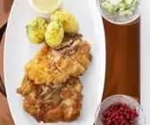 Wiener Schnitzel mit Kartoffeln und Gurkensalat