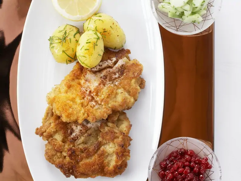 Wiener Schnitzel mit Kartoffeln und Gurkensalat