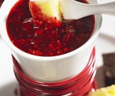 Himbeerfondue mit Kuchenstücken