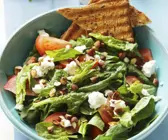 Salat aus Spinat und Ziegenfrischkäse