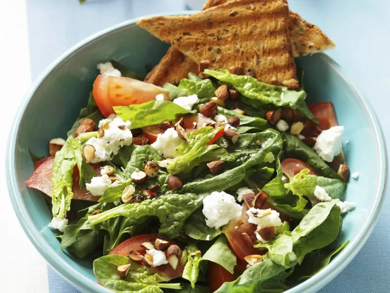 Salat aus Spinat und Ziegenfrischkäse
