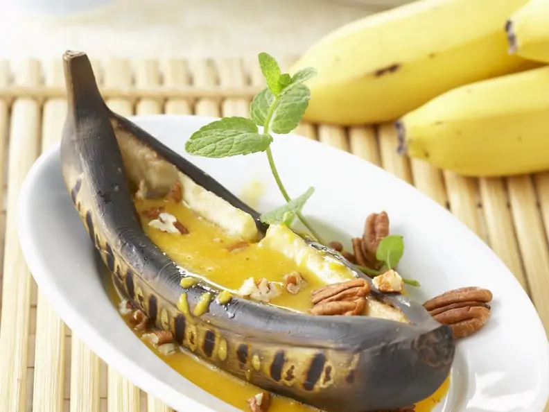 Gegrillte Banane mit Honig-Curry-Soße