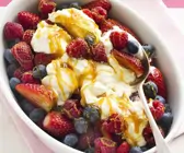 Sommerbeeren mit Joghurt und Honig