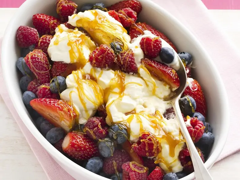 Sommerbeeren mit Joghurt und Honig