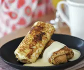 Pfannkuchen mit Äpfeln und Vanillesoße