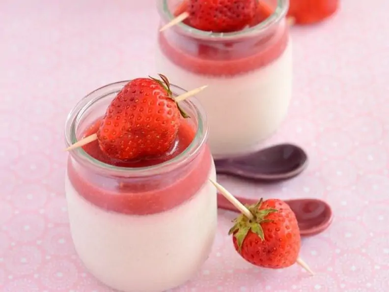 Panna cotta mit Erdbeeren