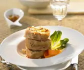 Krautstrudel vegetarisch mit Salat